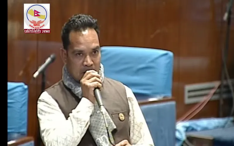 नागरिक उन्मुक्ति पार्टीका सांसद गंगाराम चौधरीले लाल आयोगको प्रतिवेदन सार्वजनिक गर्नुपर्ने भन्दै सभामुखबाट रुलिङ हुनुपर्ने माग गरेका छन्। प्रतिनिधिसभाको आजको बैठकमा विशेष समय लिएर बोल्दै सांसल चौधरीले प्रधानमन्त्री पुष्पकमल दाहाल प्रचण्डले ‘माघी उपहार दिन्छु’ भने भनेको स्मरण गराए। डिल्लिबजार जेलमा रहेका रेशम चौधरीको रिहाई माग गर्दै सांसद चौधरीले माघी उपहार दिन्छौं भनेर प्रधानमन्त्रीले भनेको भएपनि होली आउनलाग्दा पनि सोचेको जस्तो नपाएको भन्दै आपत्ति जनाए। ‘प्रधानमन्त्रीज्यूले माघी उपहार दिन्छौं भन्नुभएको