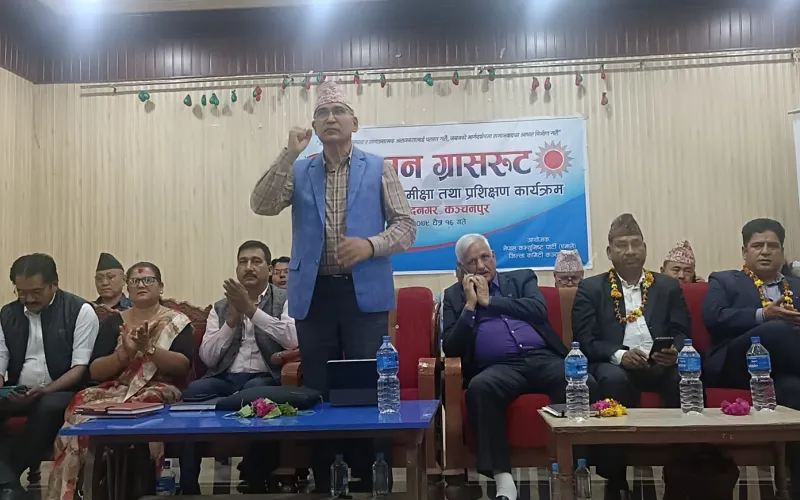 कैलाली। नेकपा एमालेका उपाध्यक्ष विष्णु पौडेलले कञ्चनपुरमा पार्टीभित्रको आन्तरिक द्वन्द्वले निर्वाचनमा पराजय भोग्नु भएको बताएका छन् । एमालेले सञ्चालन गरेको मिसन ग्रासरुटको कञ्चनपुरस्तरीय समीक्षा तथा कार्यकर्ता प्रशिक्षण कार्यक्रमलाई सम्बोधन गर्दै उनले पार्टीभित्रको अन्तर्विरोधलाई समयमै व्यवस्थापन गर्नुपर्ने बताए । ADVERTISEMENT एमालेलाई कुनै पनि राजनीतिक दलले चुनावमा हराउन सक्दैन, एमालेलाई एमालेले नै चुनाव हराइरहेको छ’, उपाध्यक्ष पौडेलले भने, ‘कञ्चनपुरमा अन्तर्विरोधले चुनाव हारिएको हो । यसलाई समयमै व्यवस्थ