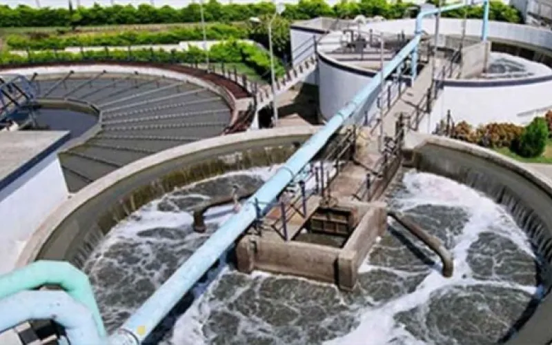 टीकापुर। कैलालीको टीकापुरस्थित मानव मलमूत्र व्यवस्थापन केन्द्रमा करिब एक वर्षमा ४५ ट्याङ्कर मलमूत्र पु¥याइएको छ । विसं २०७८ मा सुरु भएको केन्द्रमा एक वर्षमा उक्त परिमाणमा मलमूत्र व्यवस्थापनलाई ल्याइएपछि एकपटक पनि प्रशोधन गरिएको छैन । ADVERTISEMENT प्रशोधन प्रक्रिया सुरु हुन आवश्यक मलमूत्र नआएपछि प्रशोधन प्रक्रियाबाट मलमूत्र छान्ने काम अलपत्र परेको छ । केन्द्र अलपत्र पर्न थालेपछि यतिखेर परामर्शदाताका कर्मचारीले नगरपालिका र निजी सङ्कलक ट्याङ्कर चालकसँग छलफल थालेका छन् । सञ्चालन भएको दुई वर्षसम्म निर्माण कम्