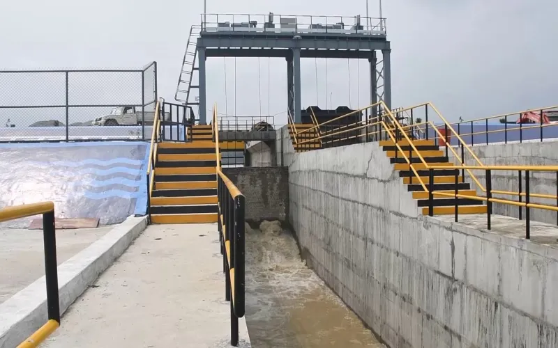 कञ्चनपुर। कञ्चनपुरको महेन्द्रनगरस्थित महाकाली सिँचाइ आयोजनाले तेस्रो चरणको मूल नहरमा परीक्षणका लागि पानी छोड्ने तयारी गरेको छ । आयोजनाले आज ब्रह्मदेवदेखि फुलेलीसम्म २७ किलोमिटर मूल नहरमा पानी परीक्षण गर्न लागेको महाकाली सिँचाइ तेस्रो चरण आयोजनाका सिनियर डिभिजनल इन्जिनियर शम्भुराज पण्डितले जानकारी दिए। “मूल नहरमा तीनदेखि दश क्युसेकसम्म पानी छोड्ने तयारी छ”, उनले भने । नहरमा पानी छोड्ने भएकोले सो क्षेत्रका बासिन्दालाई आफ्ना बालबालिका, चौपायालगायतको सुरक्षामा ध्यान दिन आग्रह गरेको छ। गत वर्ष टनकपुर ब्यारेजब