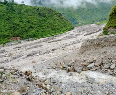 आकाश हेरेर सुत्ने समय यकिन गर्छन बझाङका बाढी पिडित