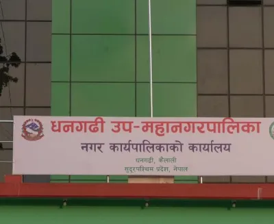 धर्नामा रहेका धनगढीका स्वास्थ्यकर्मी कालोपट्टीबाँधेर काममा फर्किने