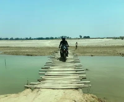 पैसा तिरेर नदी तर्दै लालझाडीवासी