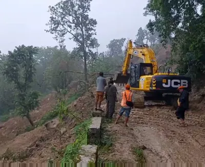 भीमदत्त राजमार्ग अझै खुलेन, पहिरो आउने क्रम नरोकिएपछि समस्या